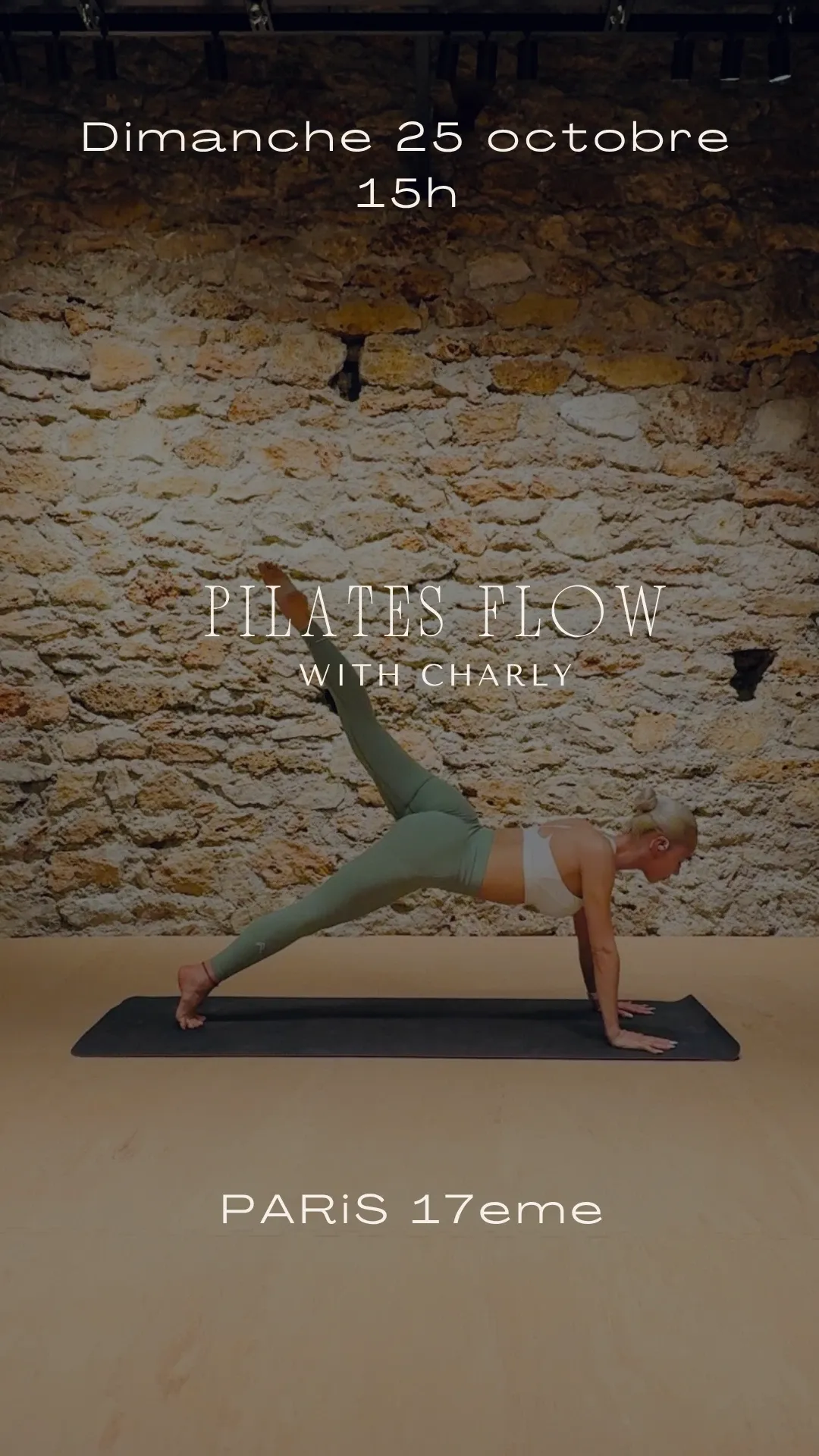 Affiche de l’atelier Pilates Flow : Charlotte en planche sur une jambe, devant un mur en pierre